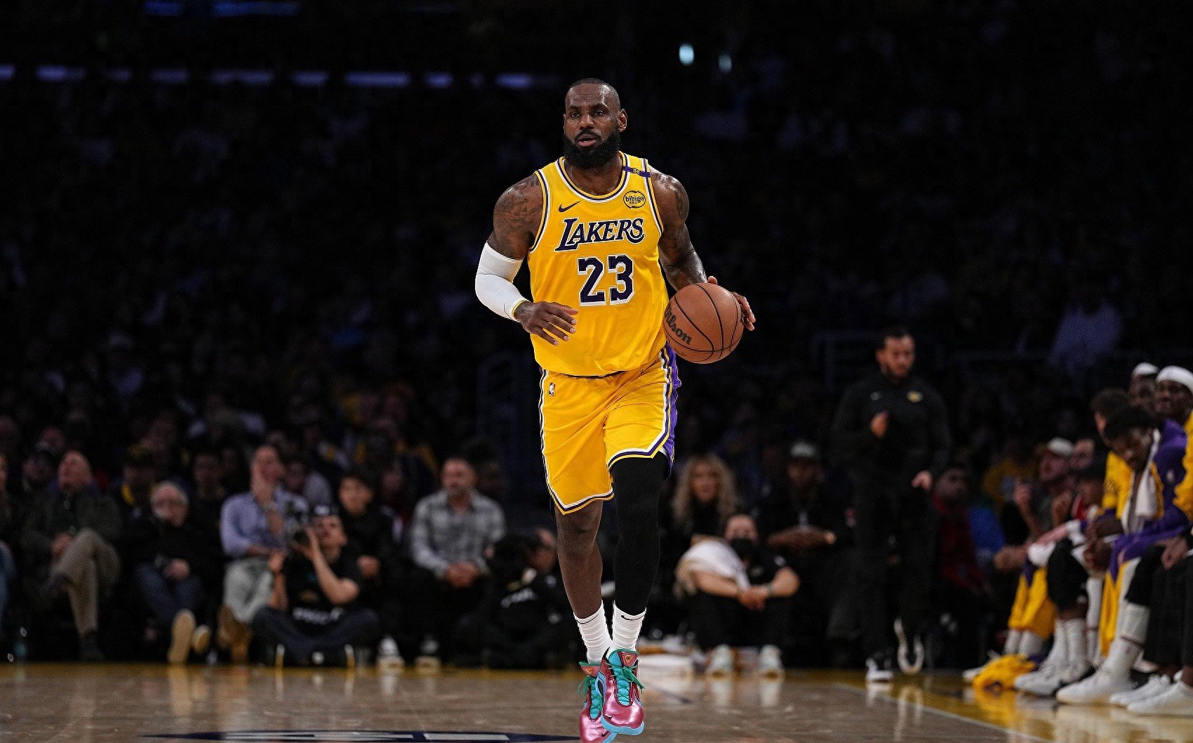 湖人擒下雄鹿,詹姆斯完美演绎逆袭的简单介绍 湖人擒下雄鹿,詹姆斯完美演绎逆袭的简单介绍