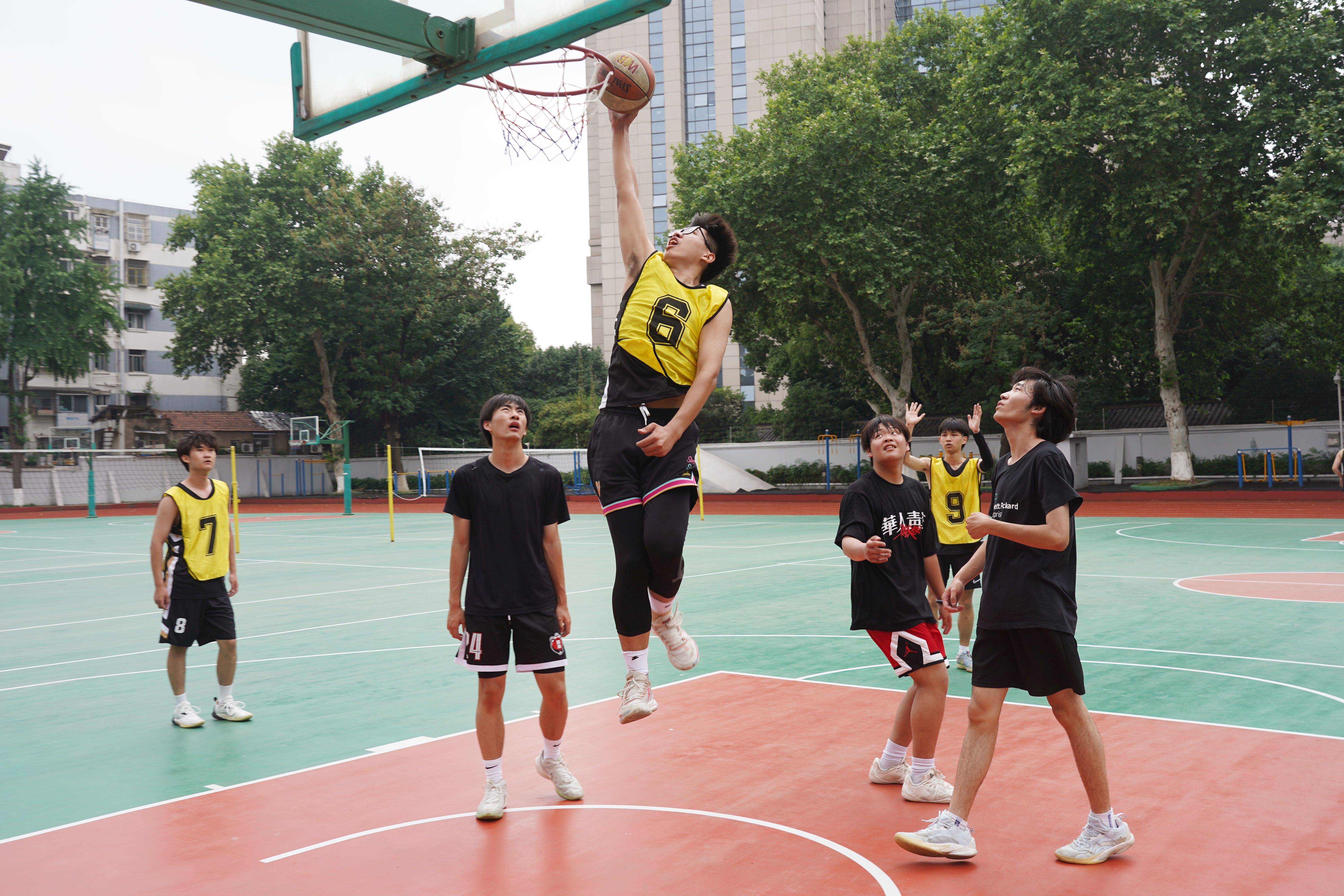 九游娱乐首页-职业篮球比赛中球员的表现分析