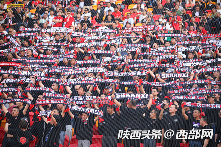九游娱乐-主场球迷聚集热情高，现场助威气氛热烈十分的简单介绍