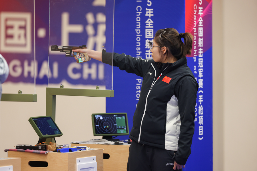 射击比赛中表现抢眼,惊艳观众 射击比赛中表现抢眼,惊艳观众