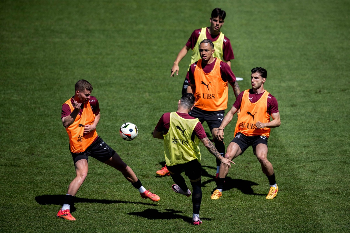 九游官网-欧预赛比赛节奏快速，强弱对决激烈