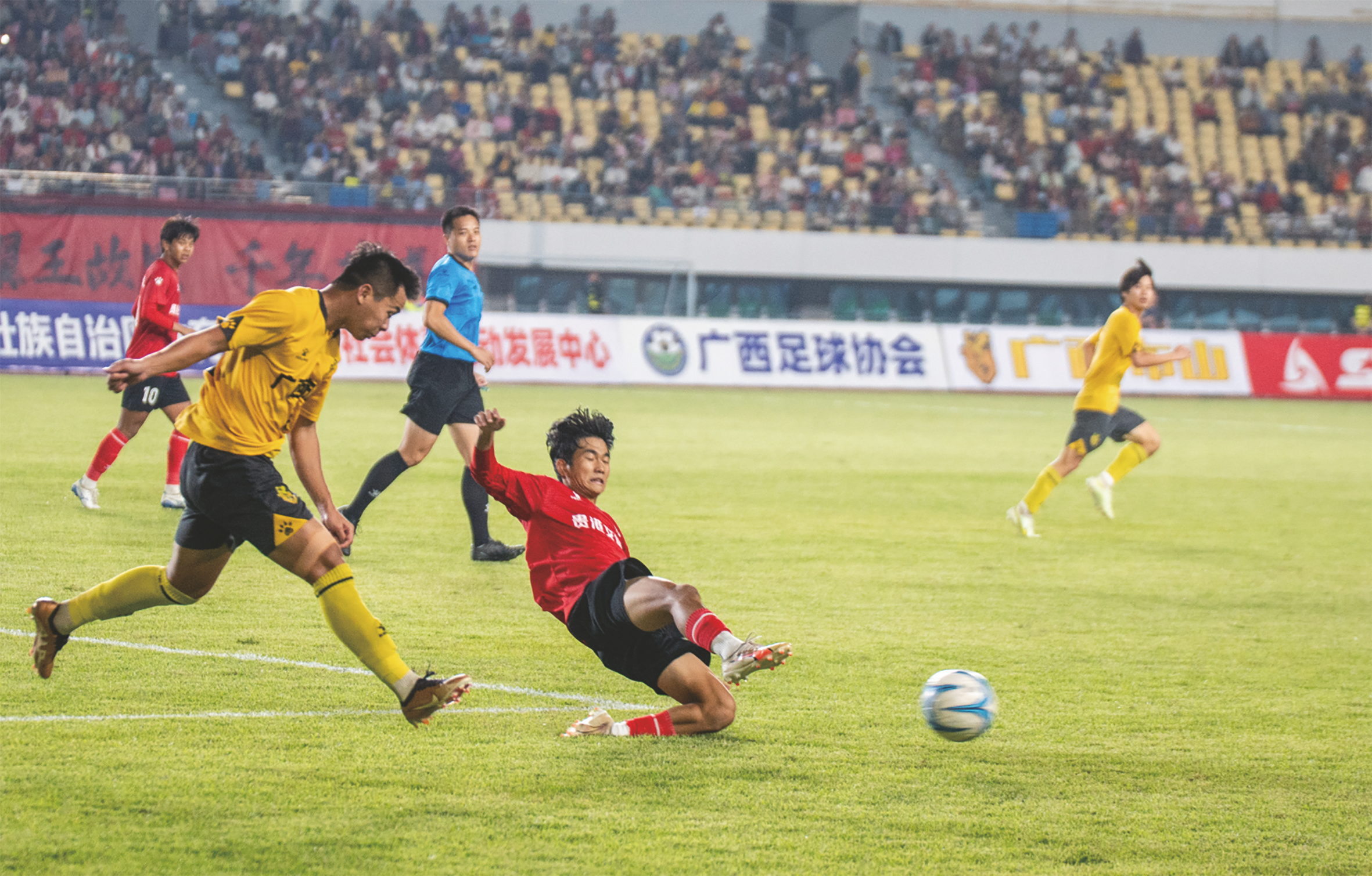 九游娱乐-国内职业足球盛事中，多支球队角逐最后的冠军归属的简单介绍