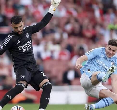 阿森纳门将多次神勇扑救,救下球队 阿森纳门将多次神勇扑救,救下球队