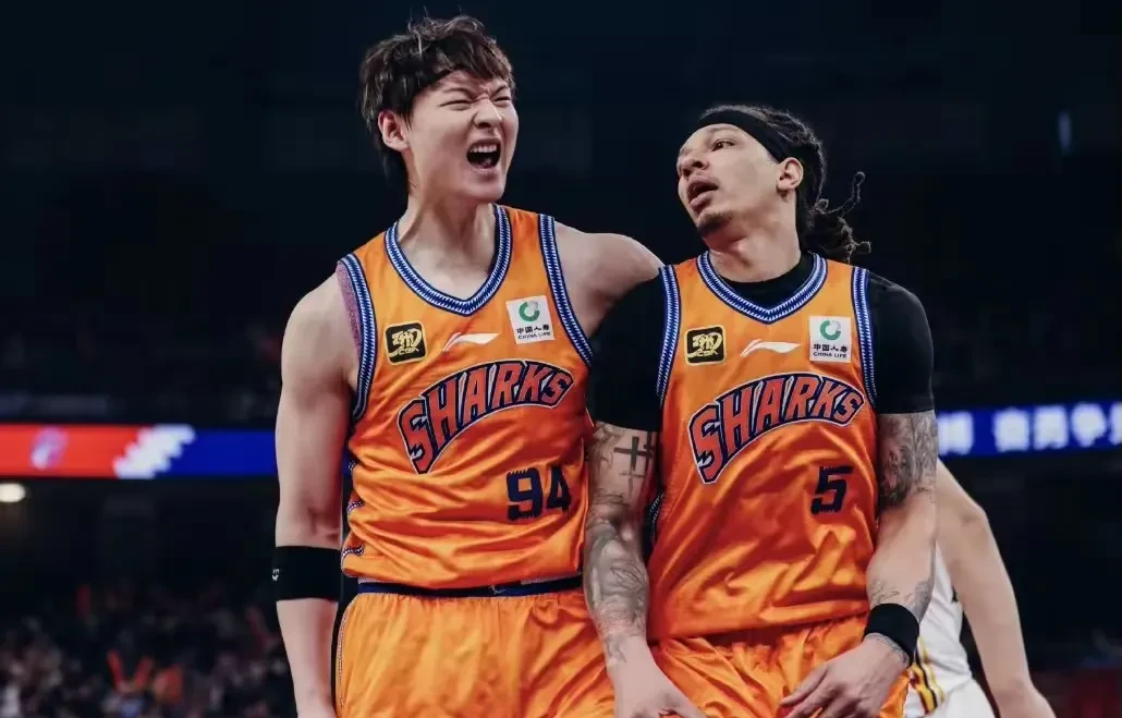 上海队轻取青岛队，王哲林统治全场