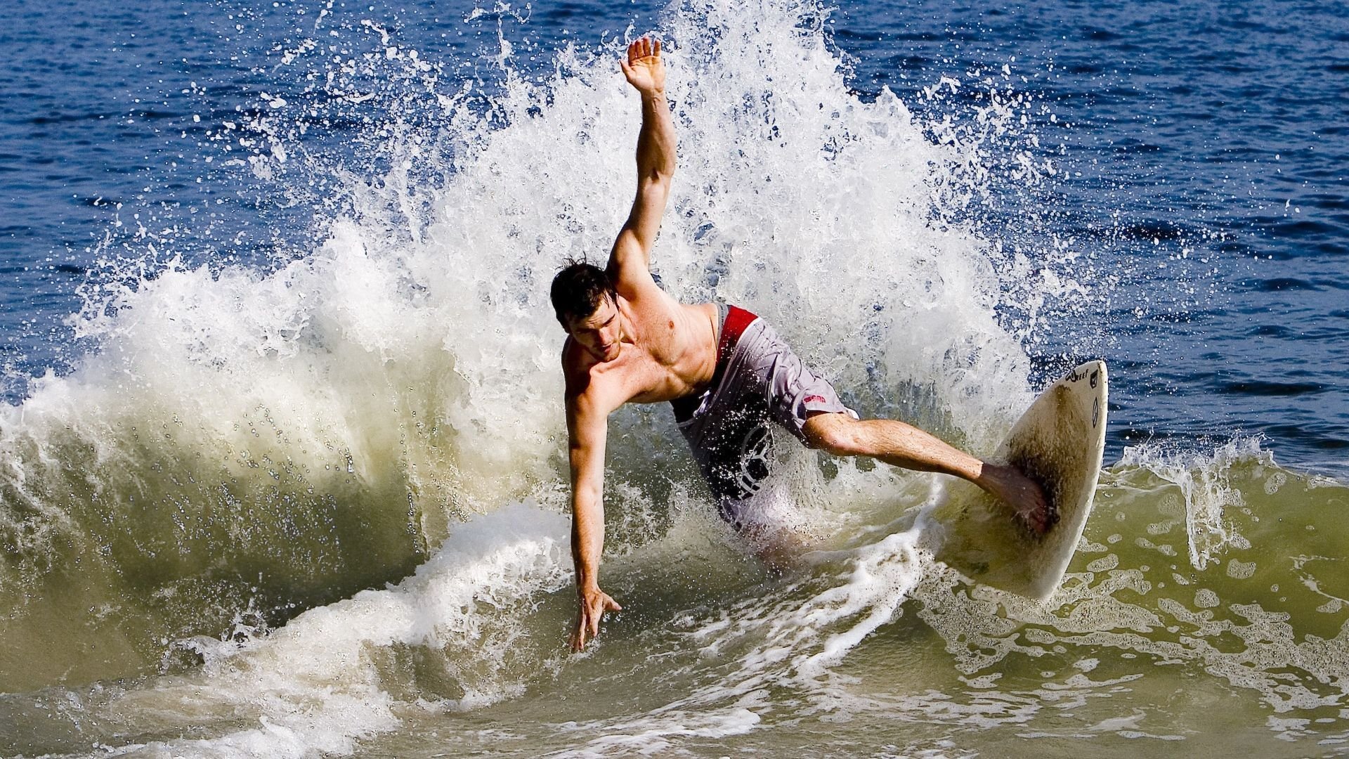 跨界统治力,当灰熊撕裂掘金,库里在F1赛道完成终极超车